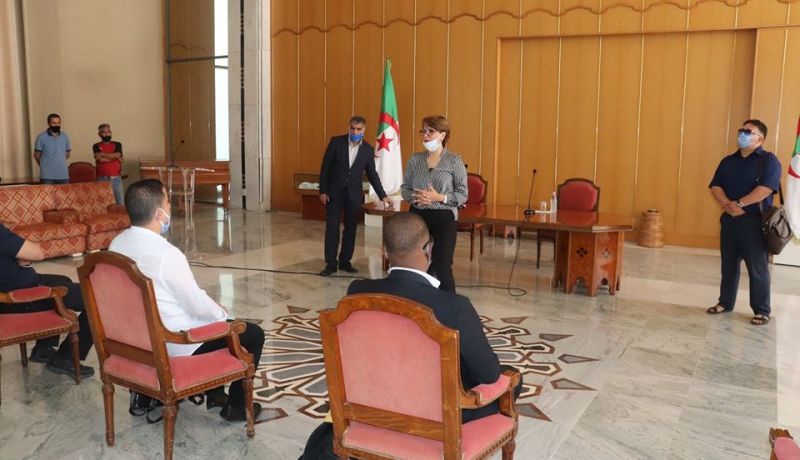 بالصور.. بن دودة تشرف  تنصيب لجنة تقييم الأعمال لجائزة “علي معاشي”