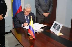 بالصور.. بن صالح يوقع سجل التعازي في وفاة الرئيس الكولومبي السابق