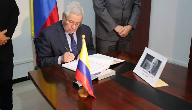 بالصور.. بن صالح يوقع سجل التعازي في وفاة الرئيس الكولومبي السابق