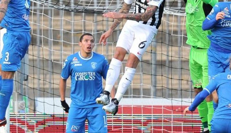 بن ناصر يواصل التألّق ويقود “أمبولي” لصدارة البطولة