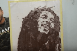 فنان جزائري يبدع في رسم لوحة لبوب مارلي بالقهوة والملح