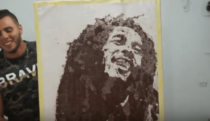 فنان جزائري يبدع في رسم لوحة لبوب مارلي بالقهوة والملح