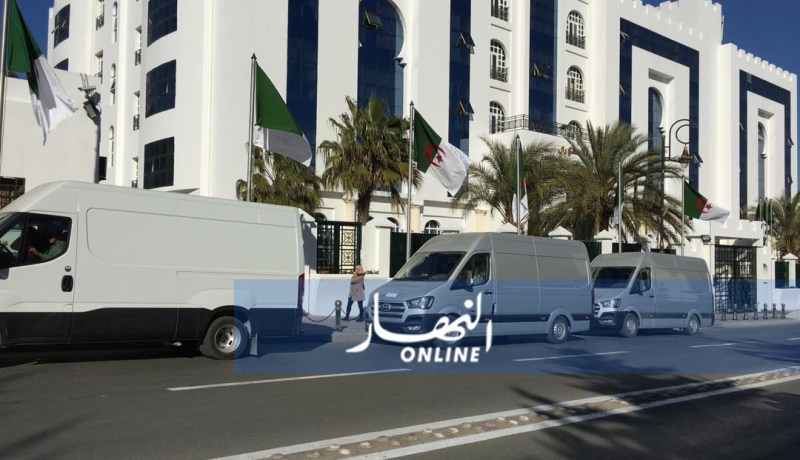 بالفيديو والصور.. استمارات المترشح بوتفليقة تصل إلى المجلس الدستوري