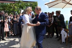 بالصورة.. بوتين يراقص وزيرة الخارجية النمساوية في حفل زفافها