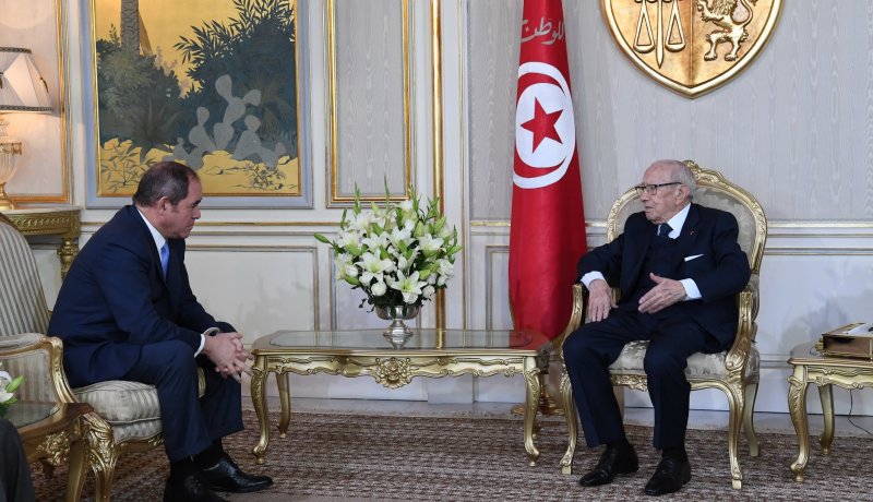 بالفيديو والصور.. الرئيس التونسي قايد السبسي  يستقبل صبري بوقادوم
