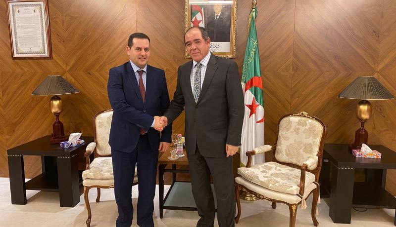 بالصور.. بوقادوم يستقبل نظيره الليبي عبد الهادي الحويج