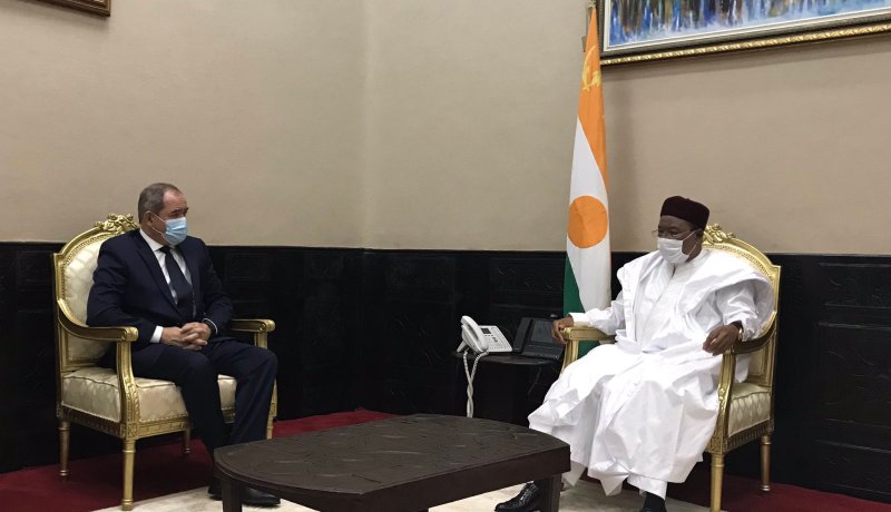 بوقادوم يستعرض سبل العلاقات الثنائية مع رئيس جمهورية النيجر