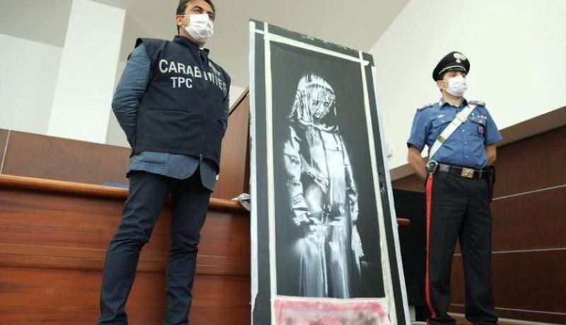 العثور على جدارية رسمها فنان بريطاني معروف سرقت من مسرح بباريس