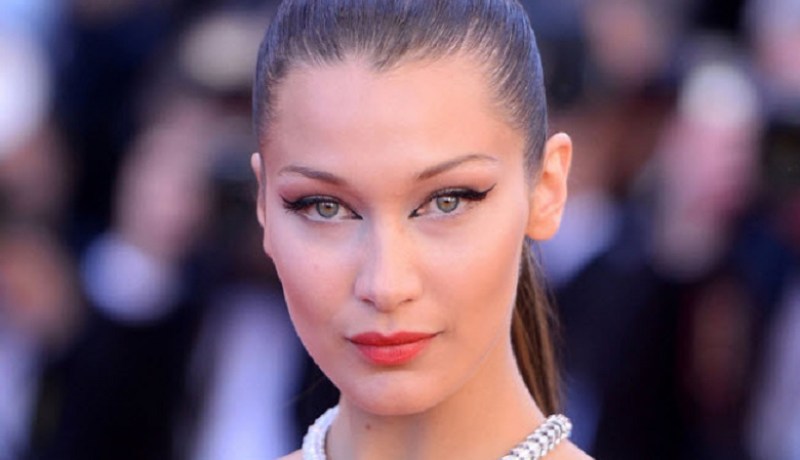 والد بيلا حديد ينشر صورا لها بالحجاب ويُعلق: أميرة فلسطينية