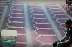 بالفيديو.. “مصلّي ” يسرق صندوق تبرّعات