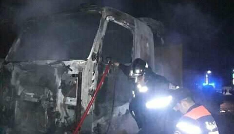 إخماد حريق شاحنة ذات مقطورة بتبسة