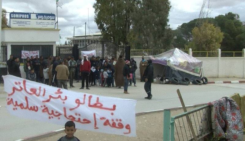 بالصور.. بطالو بئر العاتر في تبسة يحتجون بسبب التوظيف بشركة سوميفوس