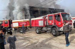 بالصور.. حريق مهول بمصنع إنتاج وتسويق الزرابي في تبسة