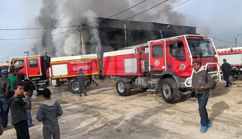 بالصور.. حريق مهول بمصنع إنتاج وتسويق الزرابي في تبسة