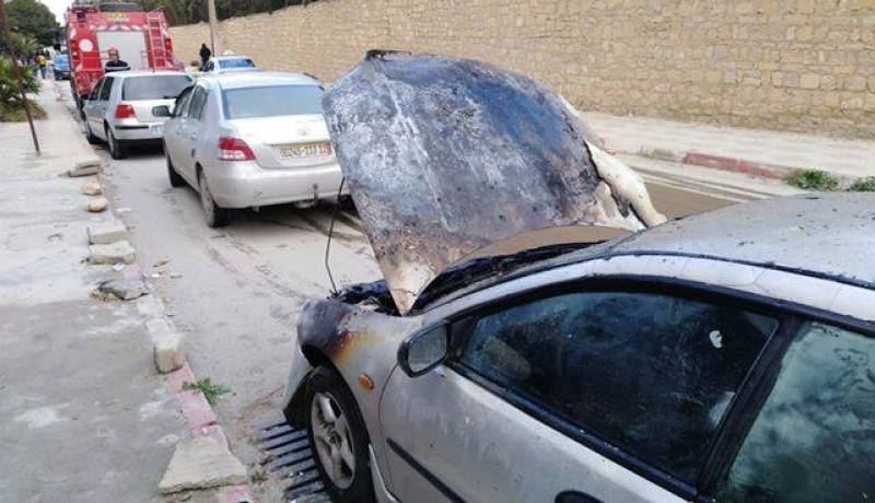 بالصور.. حريق في سيارة بحي الأمل في تبسة