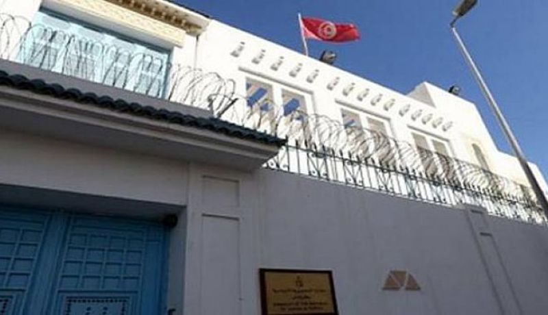 مواطن تونسي يحاول الإنتحار أمام قنصلية بلاده في تبسة