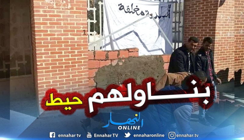 بالصور.. هكذا إحتج بطالو بلدية بئر العاتر في تبسة على المسؤولين المحليين