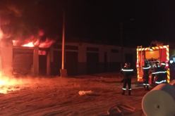 تبسة: الحماية المدنية تواصل عملية إخماد حريق مصنع خاص بصناعة السجاد