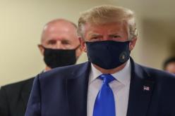 فيما أكد البيت الأبيض أن الأعراض خفيفة.. خبراء صحة يحذرون من وضع ترامب