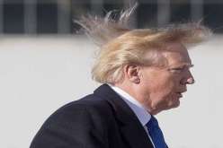 بالفيديو.. الرياح تفضح السر وراء تسريحة ترامب