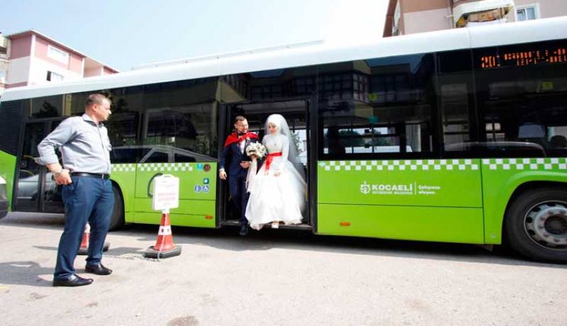 عروسان يحتفلان بزفافهما في حافلة اللقاء الأول