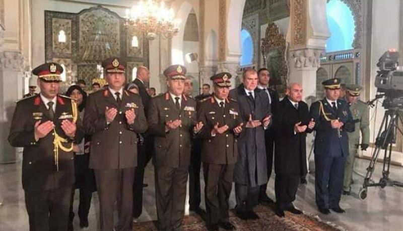 كبار قادة الجيش المصري يشاركون في تشييع جنازة ڤايد صالح