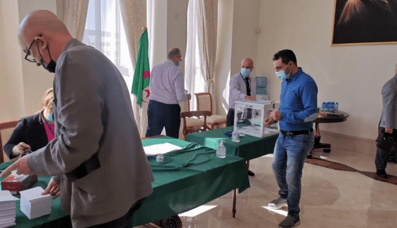 الجالية الجزائرية بالمهجر تشرع اليوم في التصويت على تعديل الدستور