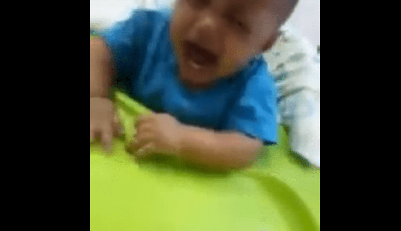 بالفيديو.. أم تعنّف ابنتها بوحشية تثير سخط رواد مواقع التواصل الإجتماعي