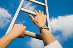 أتوقّف عن صعود السلّم… تخلّص من هوى نفسك ترتقي