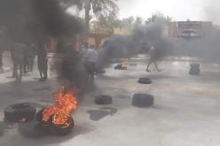 بطّالون يشعلون العجلات المطاطية ويحتجون أمام مقر ولاية تڤرت