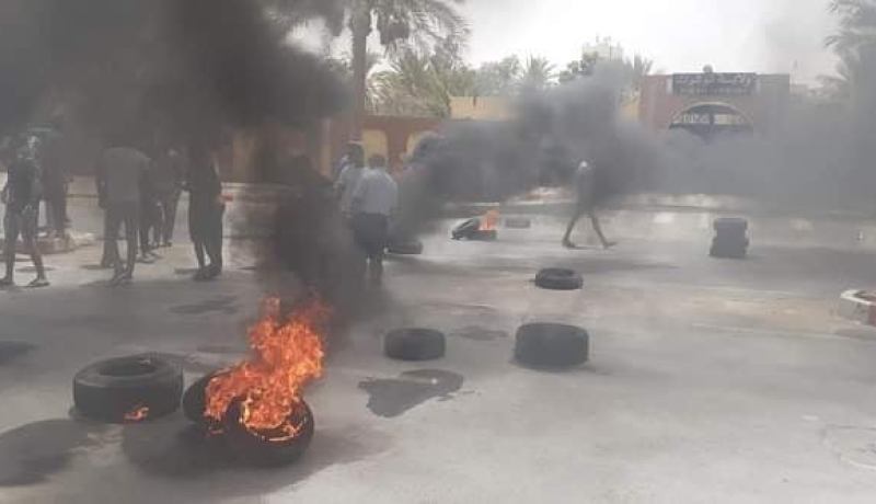 بطّالون يشعلون العجلات المطاطية ويحتجون أمام مقر ولاية تڤرت