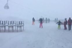 بالفيديو.. عواصف ثلجية تحتجز سيّاح داخل تلفريك