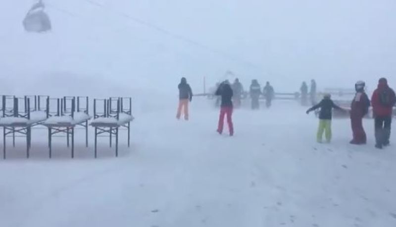 بالفيديو.. عواصف ثلجية تحتجز سيّاح داخل تلفريك