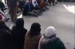 بالصور.. المحتجون يواصلون غلق الطريق في مغنية بتلمسان