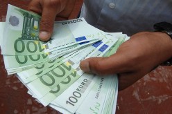 احباط تهريب نحو 13000 أورو بمطار وهران