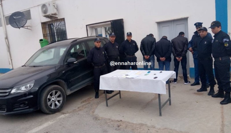 بالصور ..توقيف 3 أشخاص تورطوا في سرقة سيارة بالأغواط