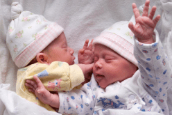 سيدة  بـ “رَحمين” وحامل بتوأم في كلايهما.. !!