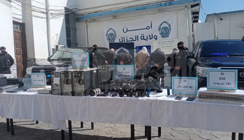 العاصمة: توقيف 8 أشخاص يُعدّون لافتات تحريضية حول مسيرات الجمعة بتمويل من دولة أجنبية