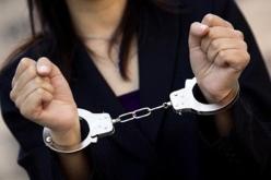 لخلافها مع والدته.. سيّدة مهددة بالحبس لضرب وحرق إبن جارتها