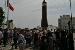 تونسيون ينتظرون موكب جنازة رئيسهم الراحل “الباجي قايد السبسي”