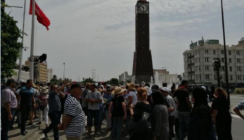 تونسيون ينتظرون موكب جنازة رئيسهم الراحل “الباجي قايد السبسي”