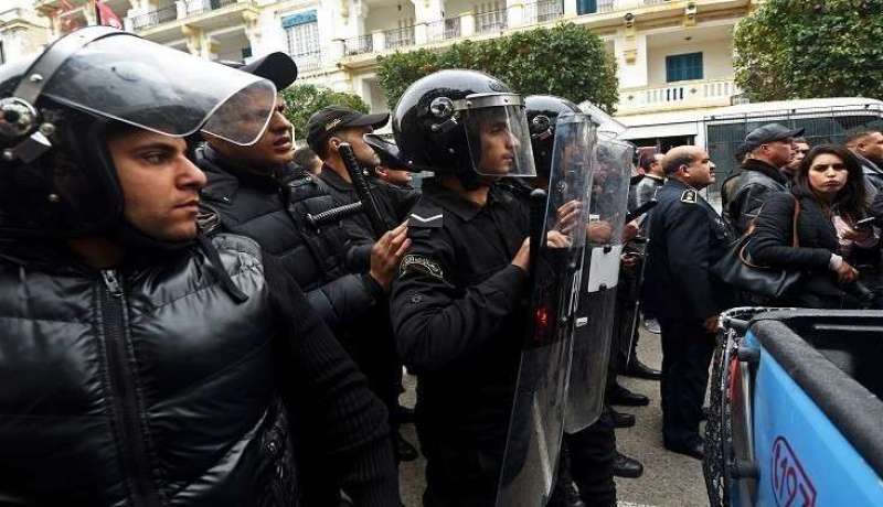 تونسيون يضرمون النار في مركز للشرطة بالمظيلة