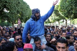 التونسيون يهربون إلى الجزائر احتجاجا على غلاء المعيشة