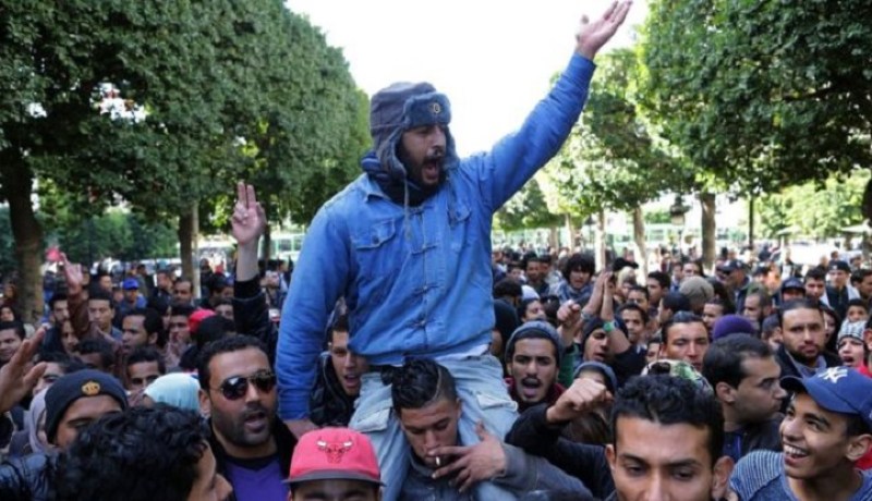 التونسيون يهربون إلى الجزائر احتجاجا على غلاء المعيشة