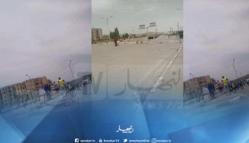 بالصور.. عمال “مصنع طحكوت للسيارات” يغلقون الطريق بتيارت