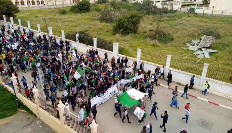 منحرفون يحاولون الإعتداء على صحفي وكالة الأنباء الجزائرية في مسيرة تيبازة