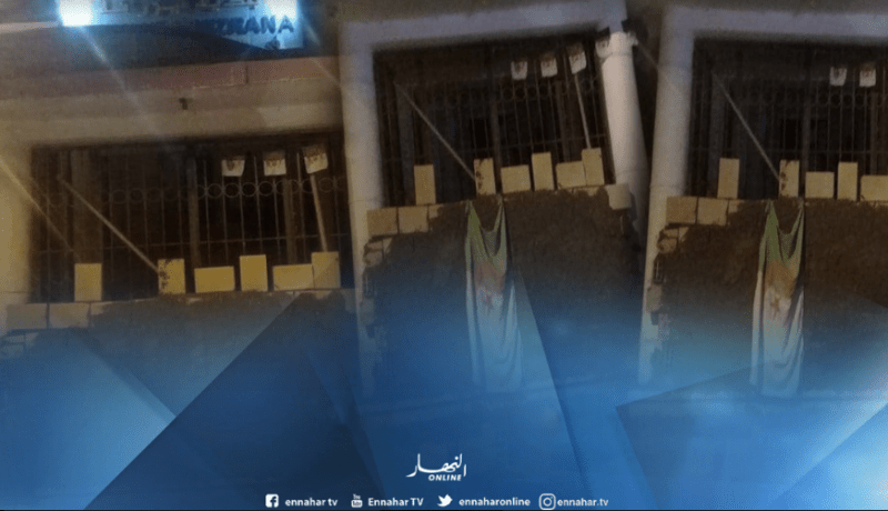 سكان تيڤزيرت بتيزي وزو يبنون جدارا اسمنتيا تعبيرا عن استيائهم من البلدية