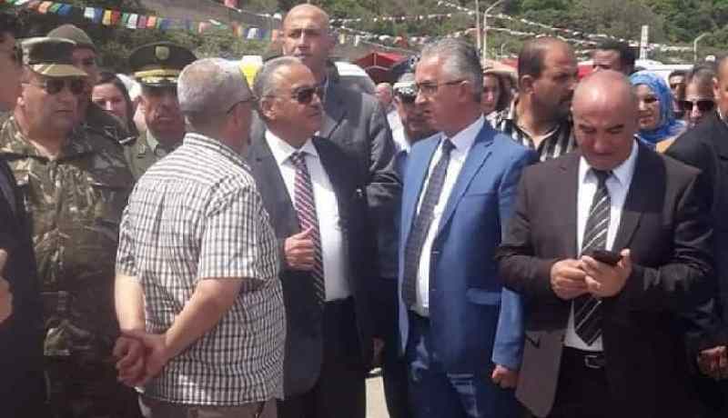 بالصور.. والي تيزي وزو يتعرض للطرد والرشق بالحجارة ببلدية تادمايت