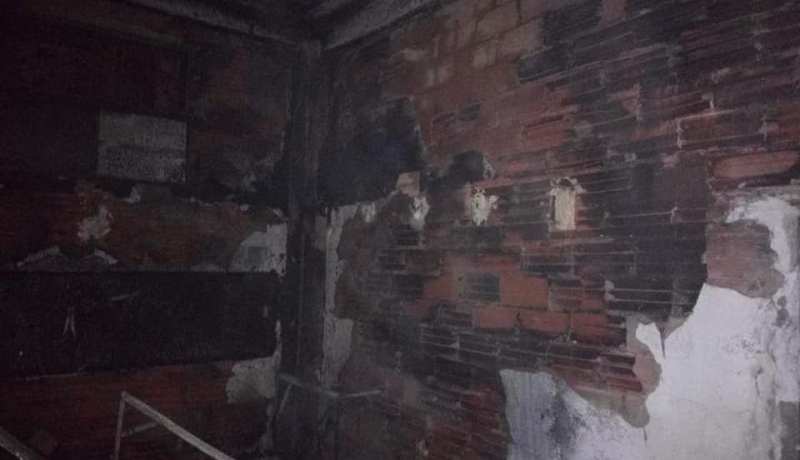 بالصور.. حريق بمحل لصناعة الأرائك في تيسمسيلت