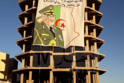 برج بوعريريج تودع الفريق أحمد قايد صالح بـ”تيفو” في “بناية الحراك”